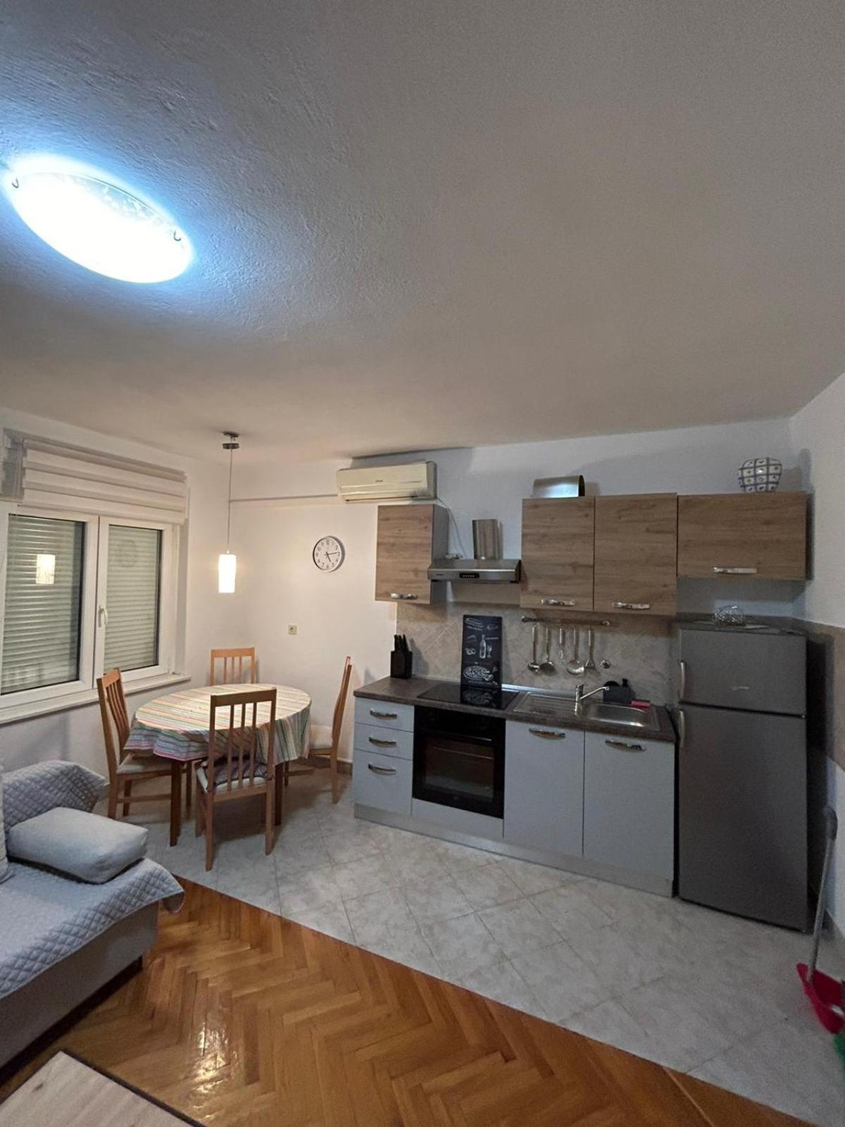 Apartmani Deni 茨里克韦尼察 外观 照片
